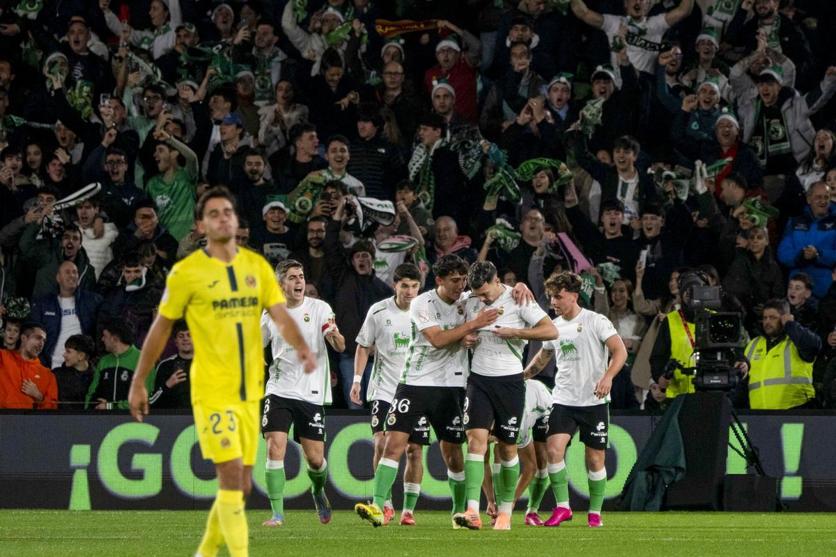 Santander, 17/12/2025.- Los jugadores del Racing celebran uno de los goles conseguidos por el equipo cántabro durante el encuentro correspondiente a los dieciseisavos de final de la Copa del Rey que disputan hoy miércoles Racing y Villarreal en el estadio de El Sardinero, en Santander. EFE/Pedro Puente Hoyos