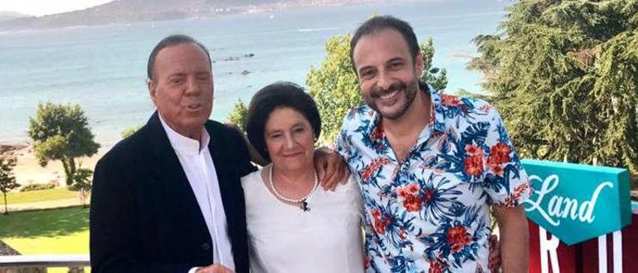 Julio Iglesias, Roberto Vilar y la madre de éste en Vigo.