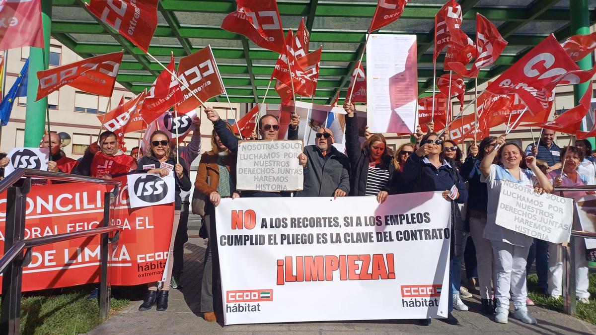 Decenas de personas protestas frente al Hospital de Mérida por las condiciones de las trabajadoras de limpieza.