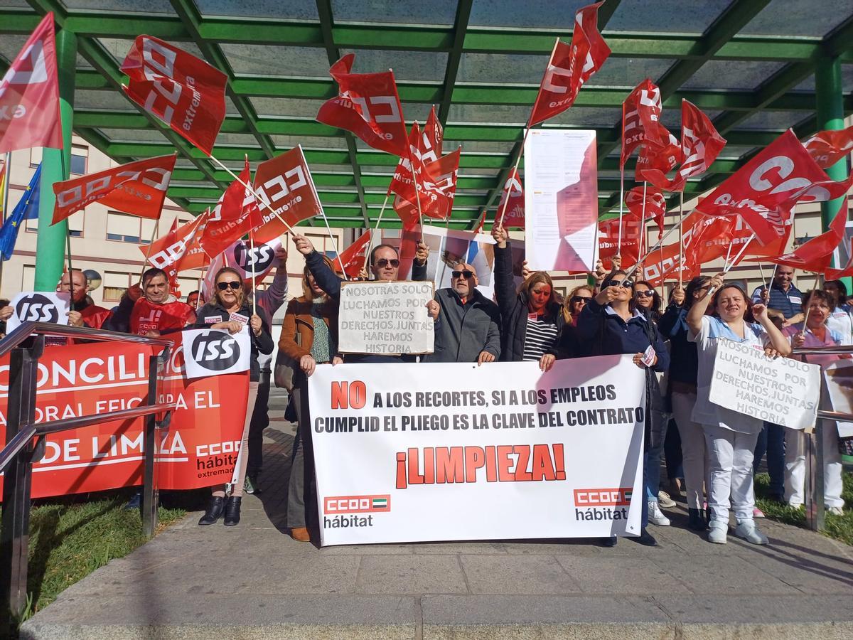 Decenas de personas protestas frente al Hospital de Mérida por las condiciones de las trabajadoras de limpieza.