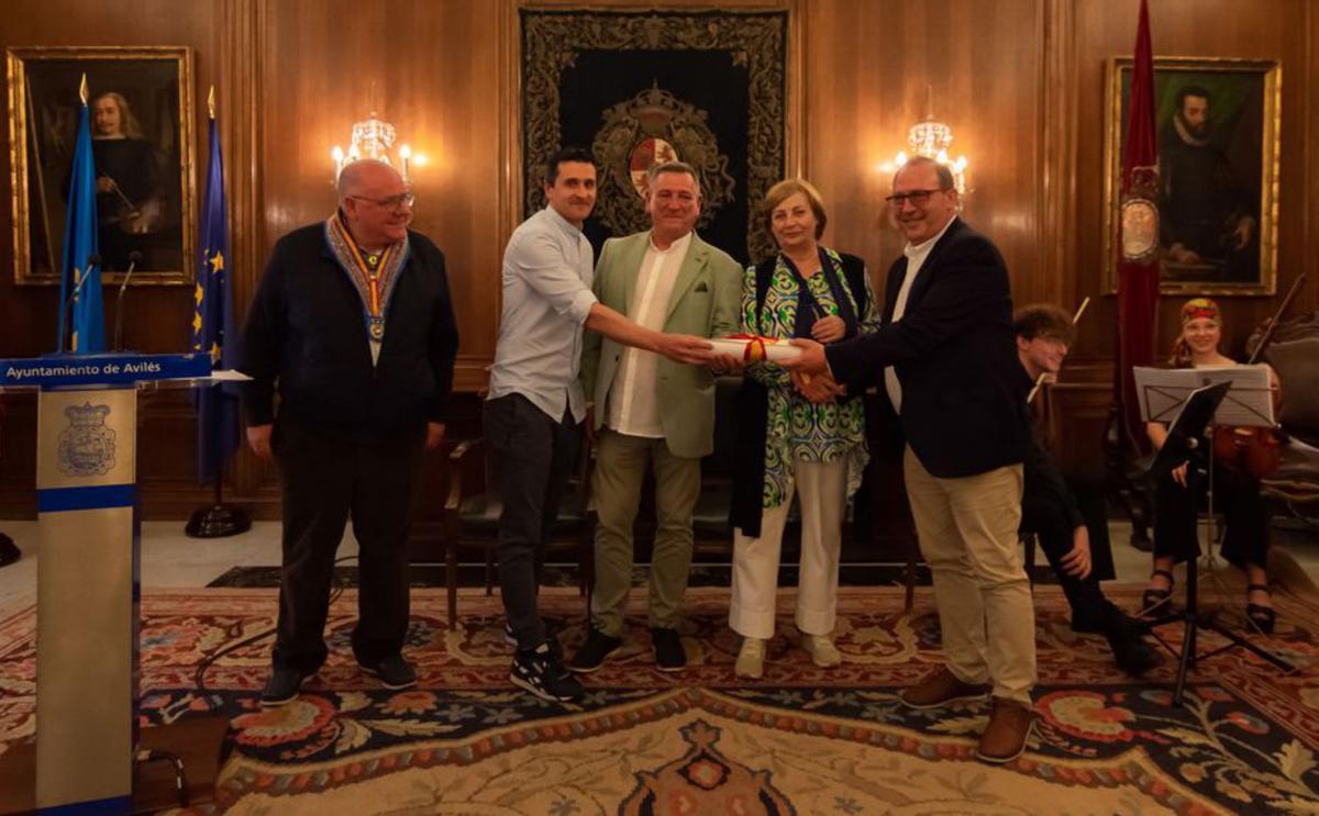 Los cocineros del Hospital Avilés, Javier Prieto y Diego Mejías, y el gerente del centro, Antonio Molejón, recogen el premio de manos de Monteserín.