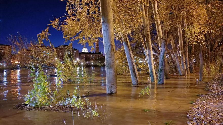 Aragón se prepara para lo peor por la crecida del Ebro