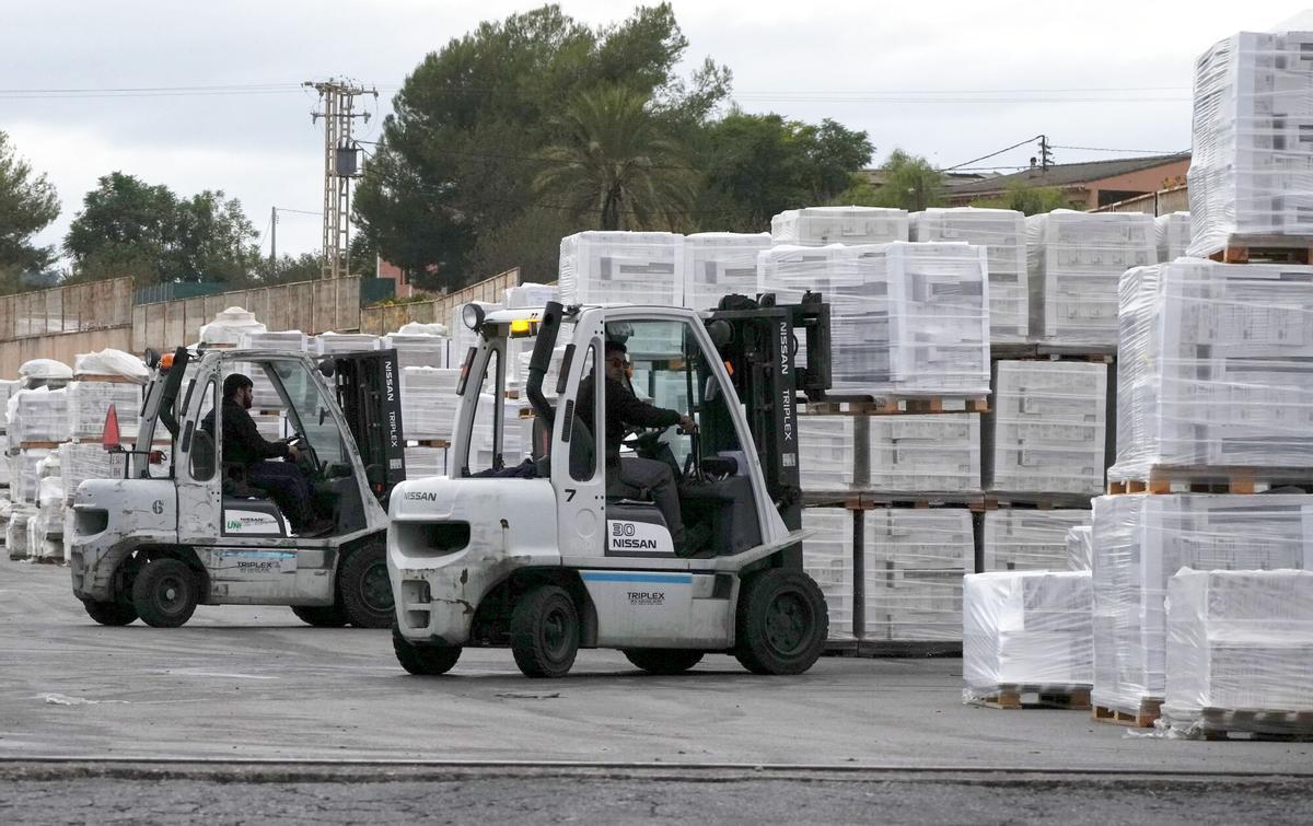 Carga de materiales de cerámica en una empresa de Castellón.