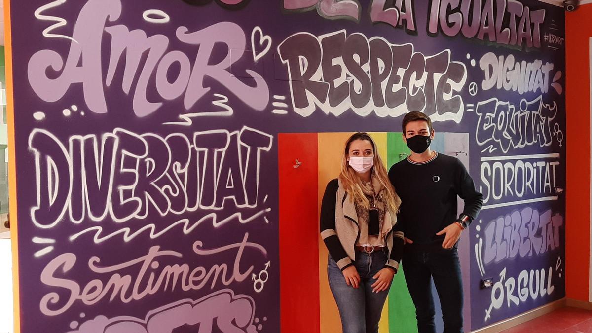 El mural del Racó de la Igualtat de la Biblioteca con los concejales de Cultura y de Políticas de Igualdad del ayuntamiento.