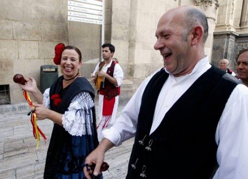 El Festival Internacional de Folclore arranca con un desfile