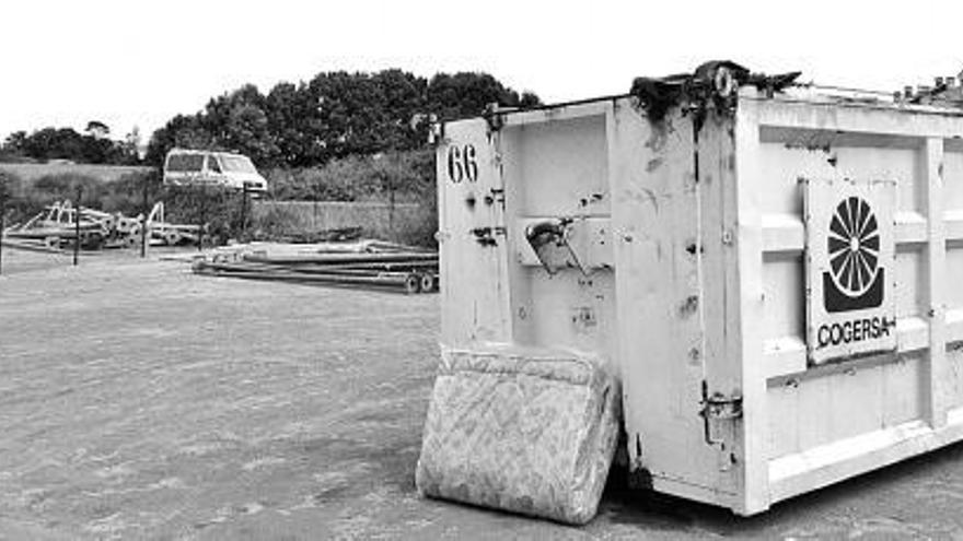 El contenedor de Cogersa instalado en La Mata, que ya es utilizado por el vecindario.