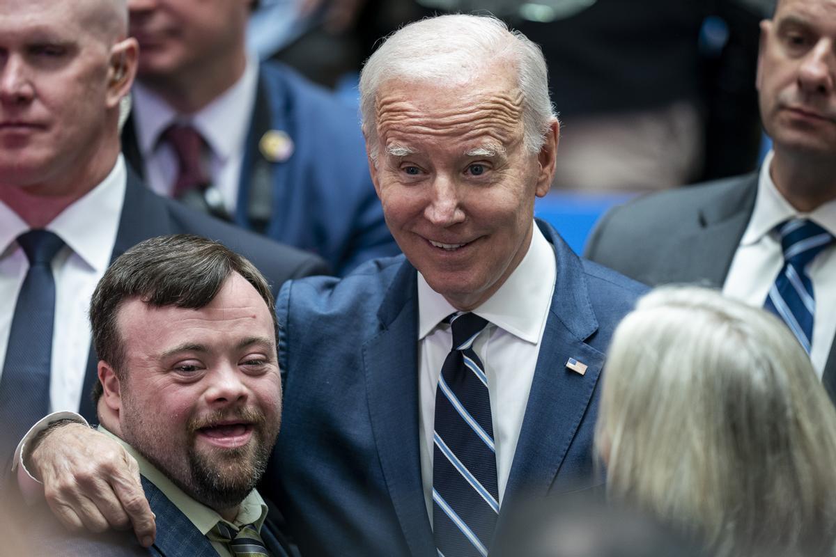  Joe Biden, abraza a James Martin, quien protagonizó el reciente cortometraje ganador de un Oscar ’An Irish Goodbye’, 