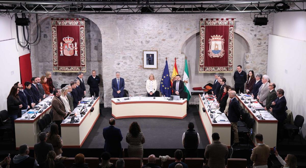 Los concejales de Marbella, este viernes, en el minuto de silencio por las víctimas del accidente de trenes en Córdoba.