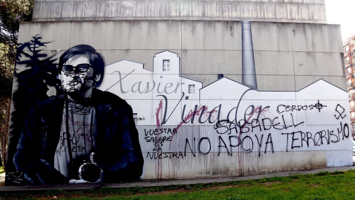 Mural en homenaje a Xavier Vinader con las pintadas realizadas por un grupo de personas de ideología fascista.