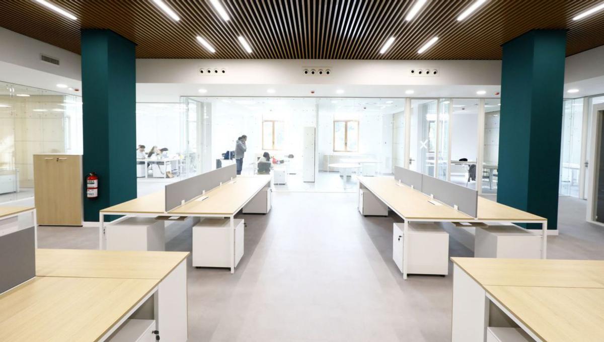 Las renovadas oficinas generales, un espacio más luminoso y diáfano tras su remodelación. | JAIME GALINDO