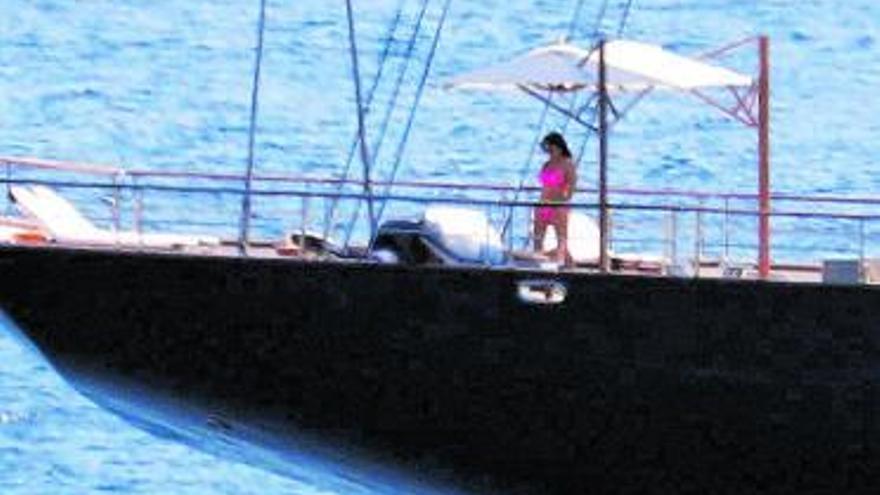 Jeff Bezos y Lauren Sánchez estrenan velero en Mallorca