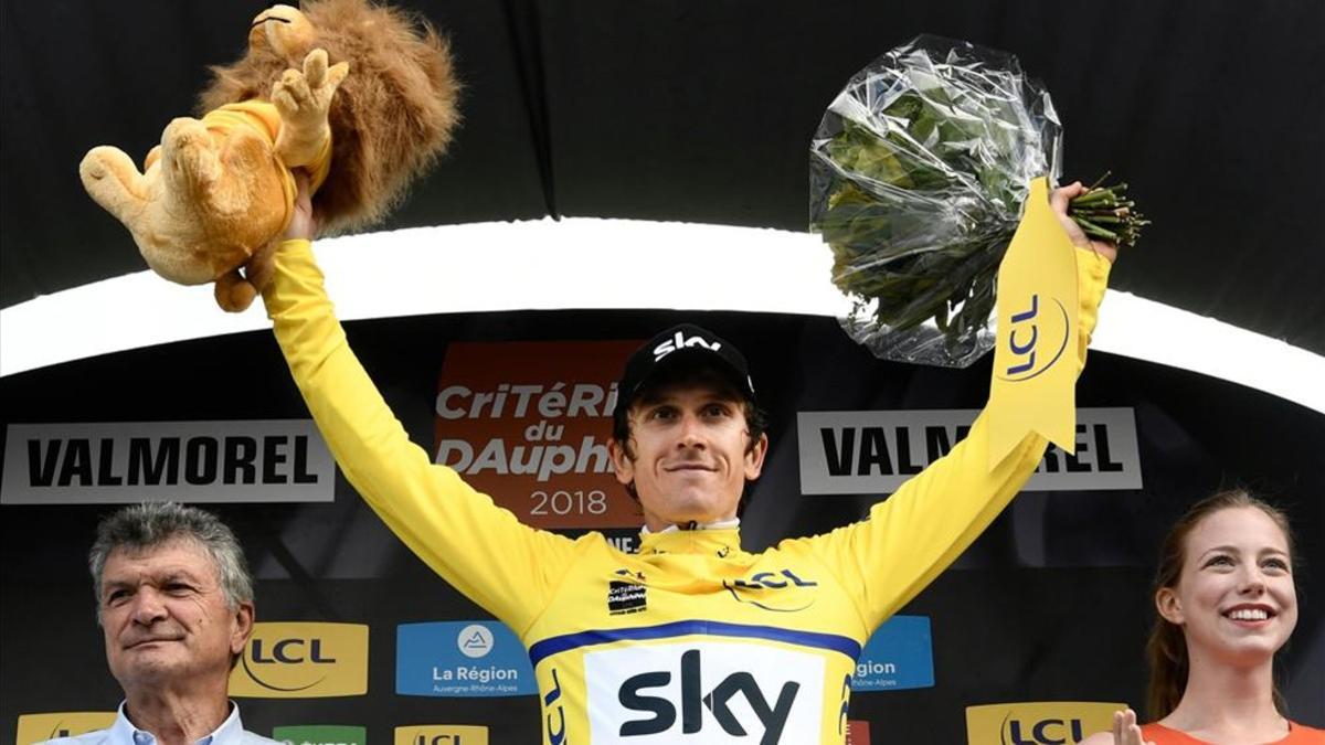 Geraint Thomas luce el maillot amarillo en la Dauphiné