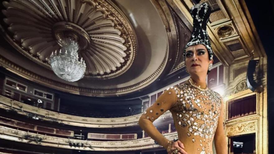 El tenor Enrique Viana interpreta a la cupletista y bailarina Sul la babilónica, que canta ‘¡Ay, Ba!’