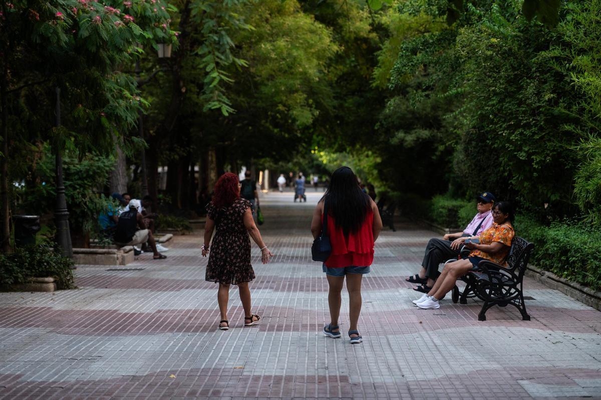 Un paseo por Cánovas, este jueves al caer la noche.