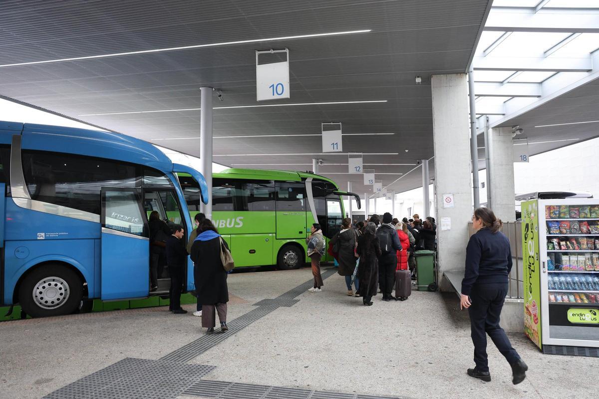 Autobuses de refuerzo en la estación intermodal de Urzáiz ante la suspensión de trenes a Vigo
