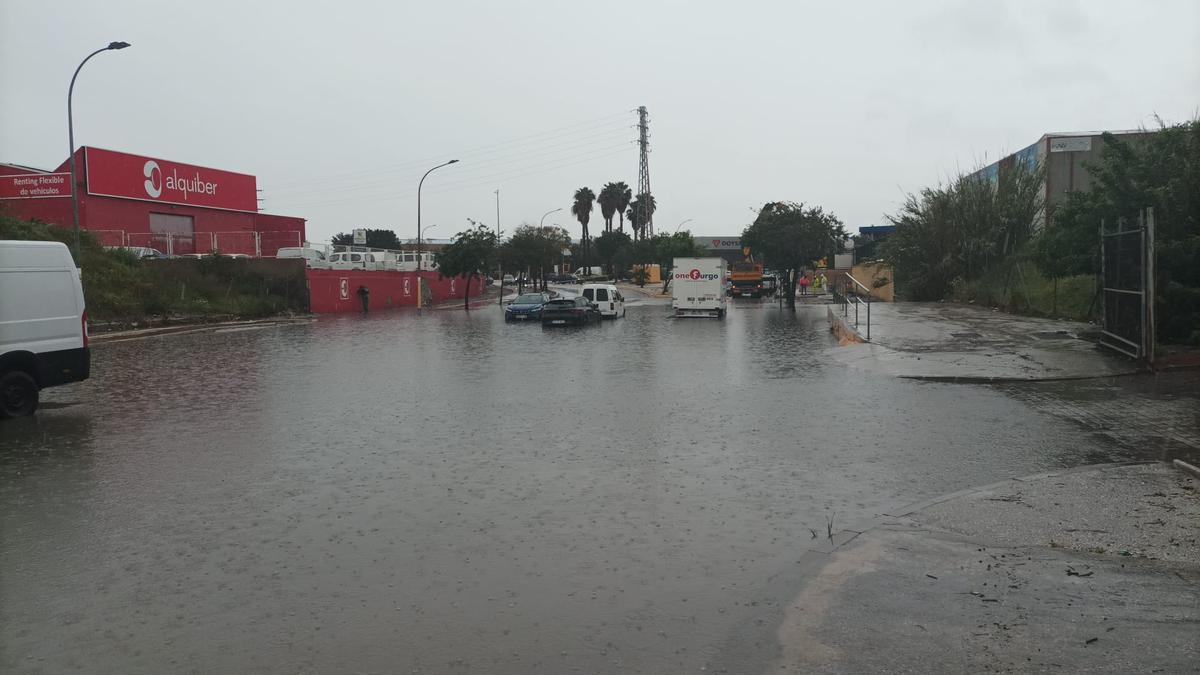 Balsa de agua formada esta mañana por las lluvias en el Polígono Guadalhorce.