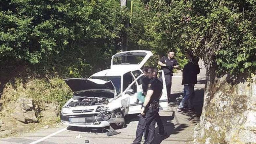 Policías supervisan el coche tras localizar la droga.