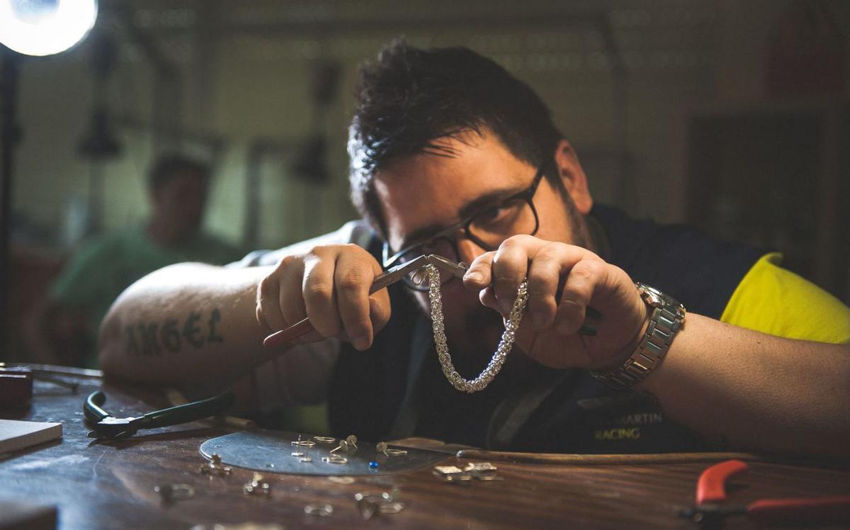 Un trabajador desarrolla sus funciones en un centro especial de empleo sin ánimo de lucro. |   // DIEGO SILVA