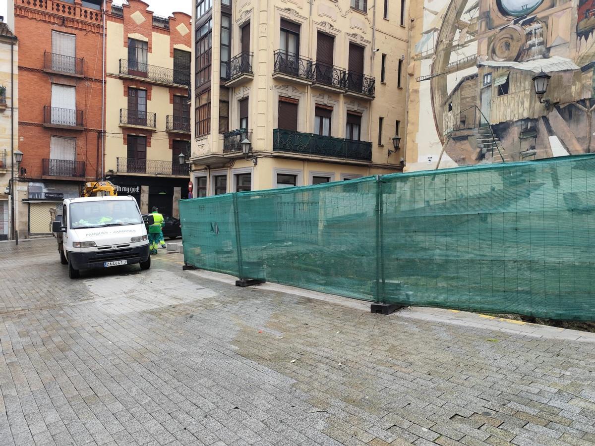 Vehículo y personal de parques y jardines, este jueves, en el solar de la trasera de la Casa Consistorial.