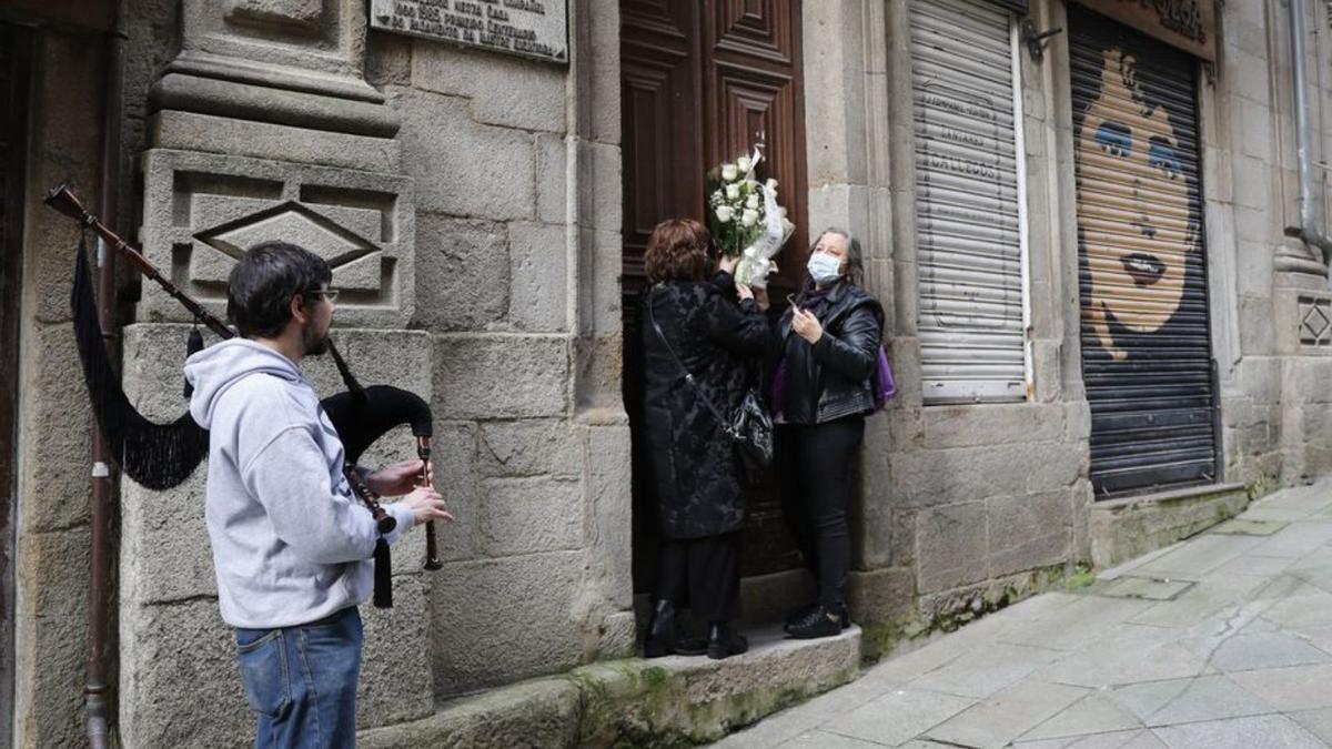 Ofrenda a Rosalía de Castro ante a antigua imprenta Juan Compañel, en Vigo, o pasado ano.   | // RICARDO GROBAS