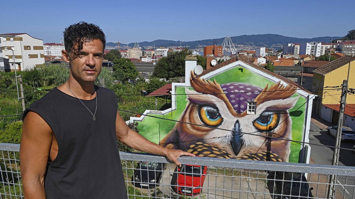 Pablo Loyola, frente a su mural en la calle Robleda, en Teis