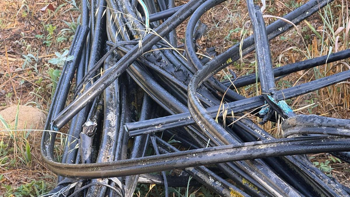 El plàstic que cobreix el cable de coure i que es troben els pagesos als camps