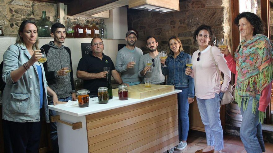 Visita de los participantes a la sidrería Ribela, de A Estrada.