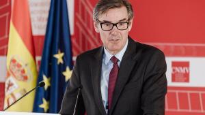 El presidente de la CNMV, Carlos San Basilio, interviene durante la presentación del plan de actividades para 2025, en la sede de la Comisión Nacional del Mercado de Valores (CNMV), a 26 de febrero de 2025, en Madrid (España).