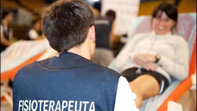 Fisioterapeuta atendiendo a una paciente.