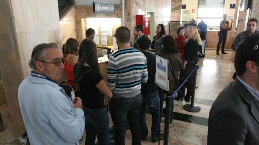 Varias personas hacen cola para solicitar información sobre la declaración de la renta en oficinas de Hacienda en la Montañeta.