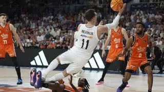 El Real Madrid reacciona en la prórroga y deja la final contra el Valencia Basket en 2-0