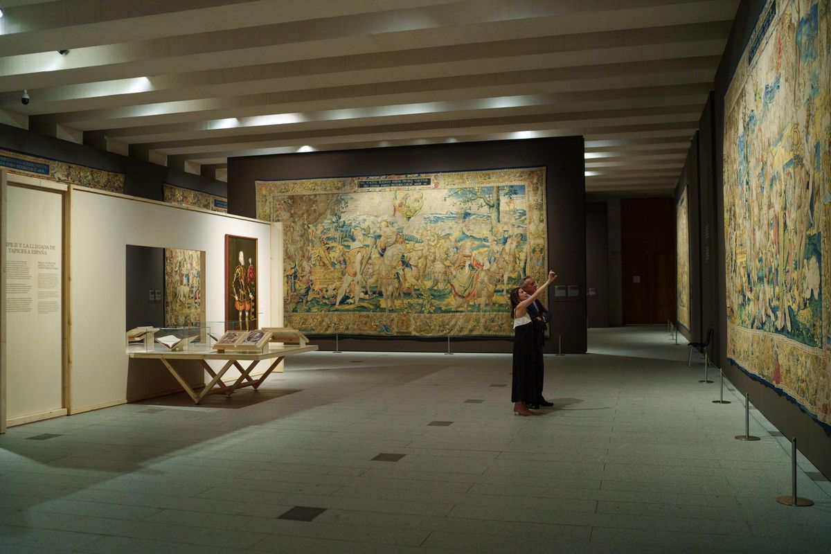 La sala de la exposición 'Iconografía del mal. Tapices de los pecados capitales'.