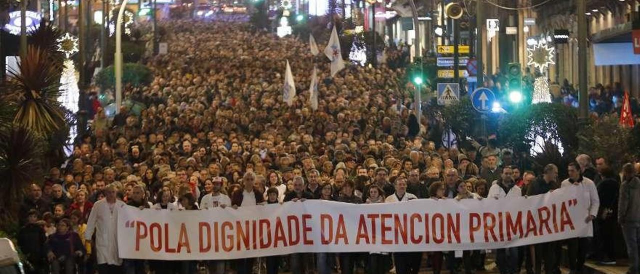 Manifestación multitudinaria en Vigo en solidaridad con los jefes de servicio dimisionarios. // José Lores