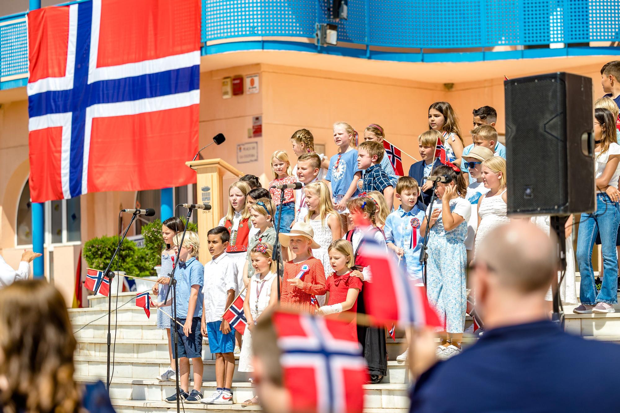 Banderas, desfiles, música, trajes regionales y un sol de justicia. L'Alfàs del Pi ha vuelto a ser este martes una "pequeña" Noruega con la celebración día oficial del país.