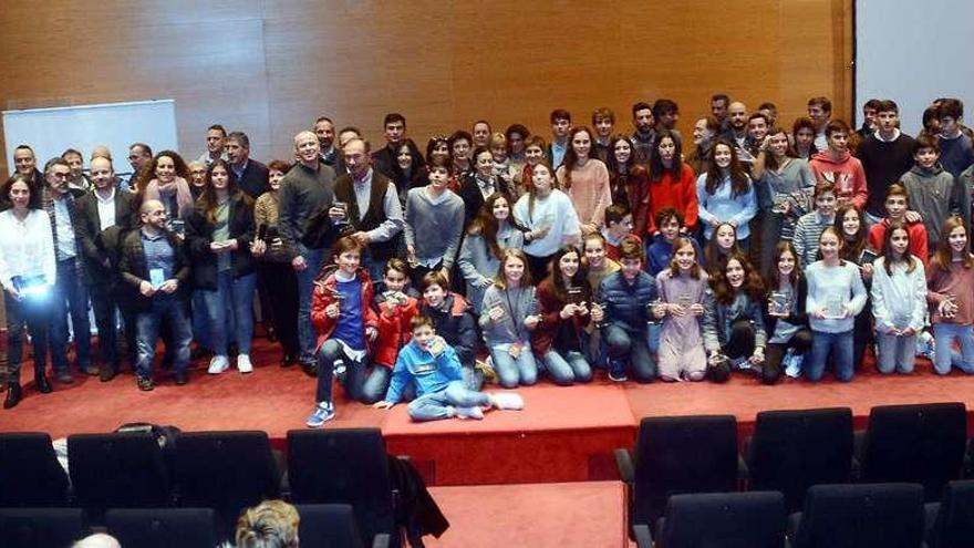 Foto de familia de todos los premiados en la gala del tenis celebrada ayer. // Rafa Vázquez