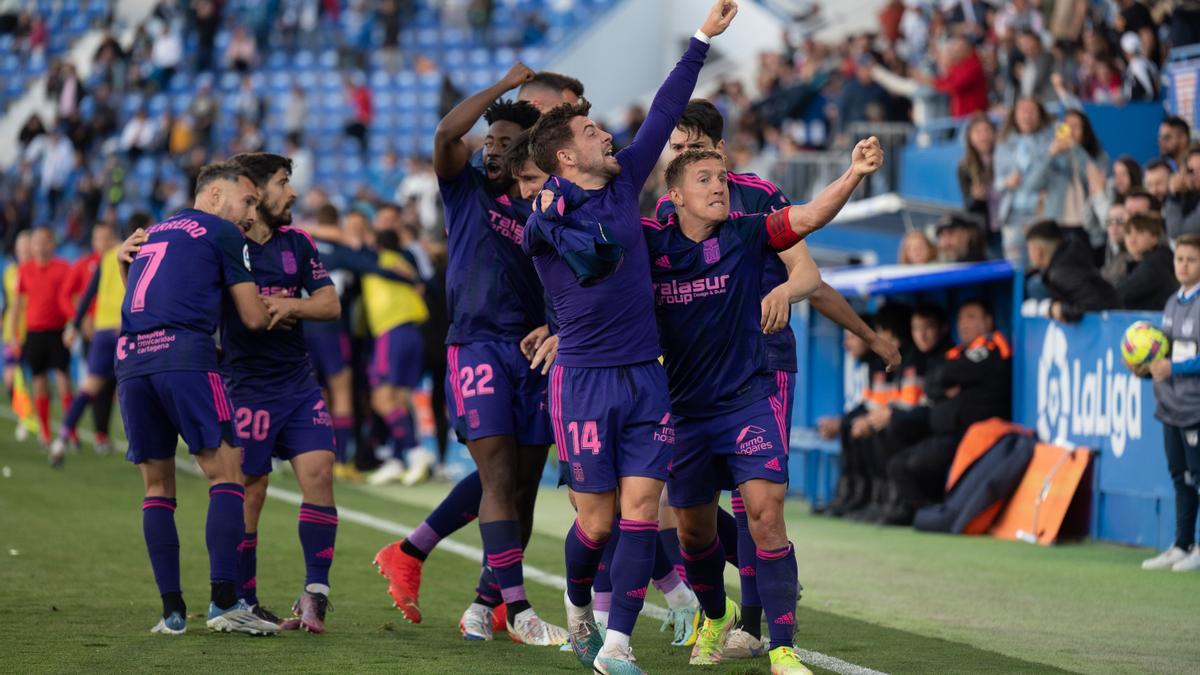 Franchu celebra su gol con sus compañeros y la afición desplazada