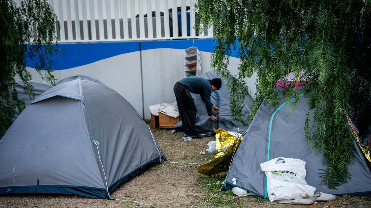 Personas sin hogar acampadan en la Zona Franca.