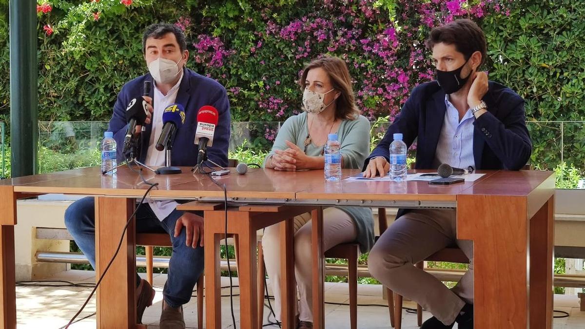 La alcaldesa de Benicàssim, Susana Marqués, junto a los organizadores de la cita.