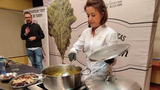 El aroma del pote ya invade turón: la guisandera Ramona Menéndez explica los secretos del plato