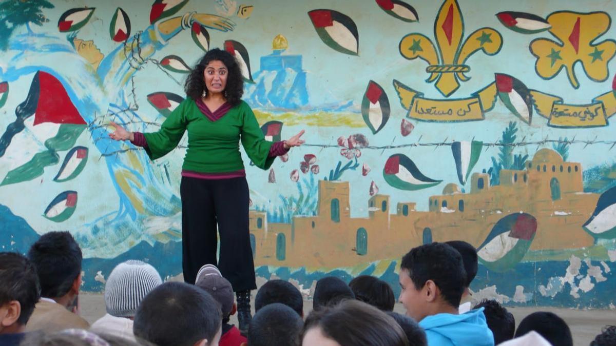 La artista Chirine El Ansary durante una representación