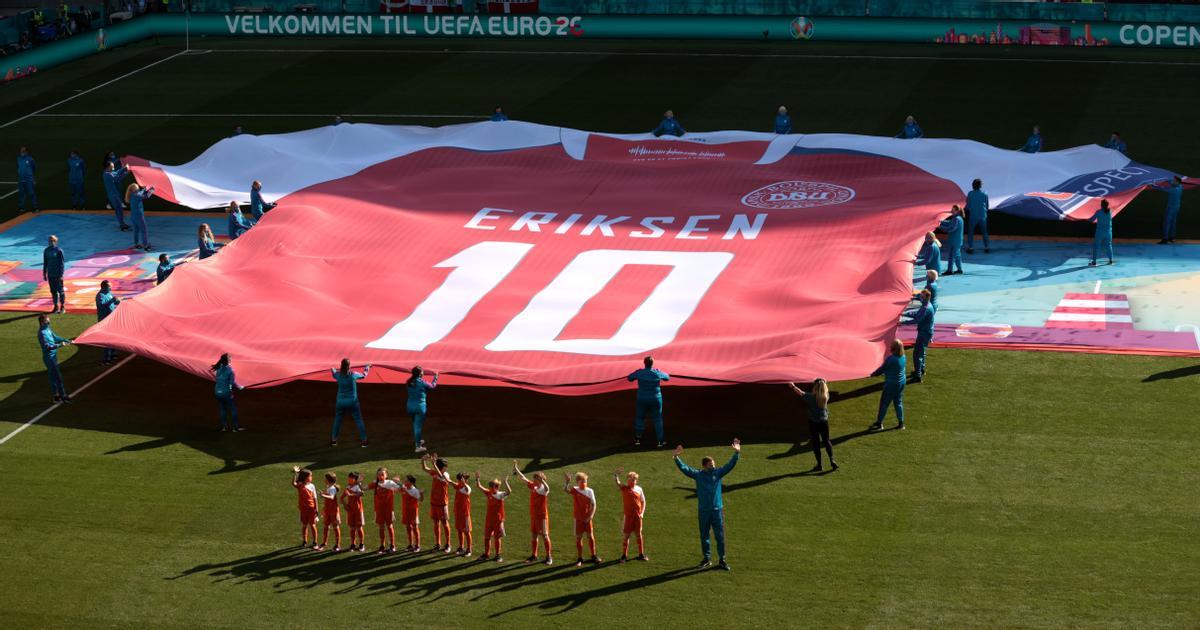 La camiseta de Christian Eriksen en el 'Parken Stadium', Copenhague, Dinamarca, antes de que arrancara el choque entre la selección danesa - Bélgica La camiseta de Christian Eriksen en el 'Parken Stadium', Copenhague, Dinamarca, antes de que arrancara el choque entre la selección danesa - Bélgica
