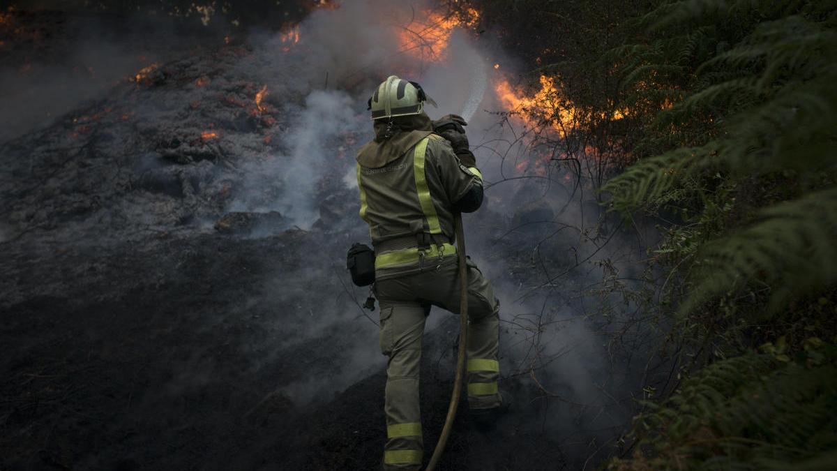 Labores de extinción de uno de los incendios declarados este verano en Galicia. | Brais Lorenzo