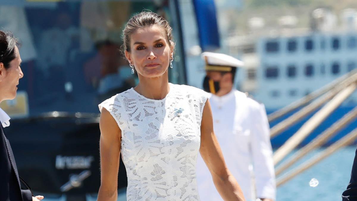 La reina Letizia, de blanco inmaculado, en el acto de entrega de la bandera nacional a la &quot;fuerza de guerra naval especial&quot;