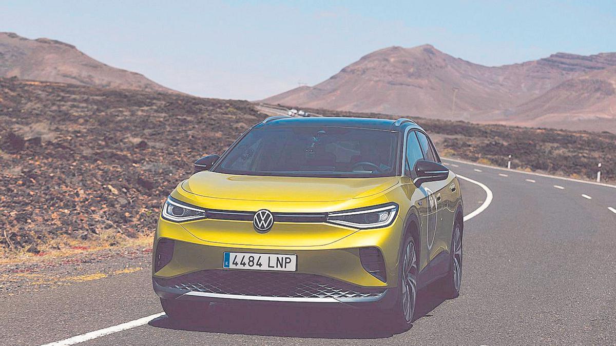Imagen promocional del ID.4, el nuevo eléctrico de Volkswagen, en una carretera de Lanzarote.
