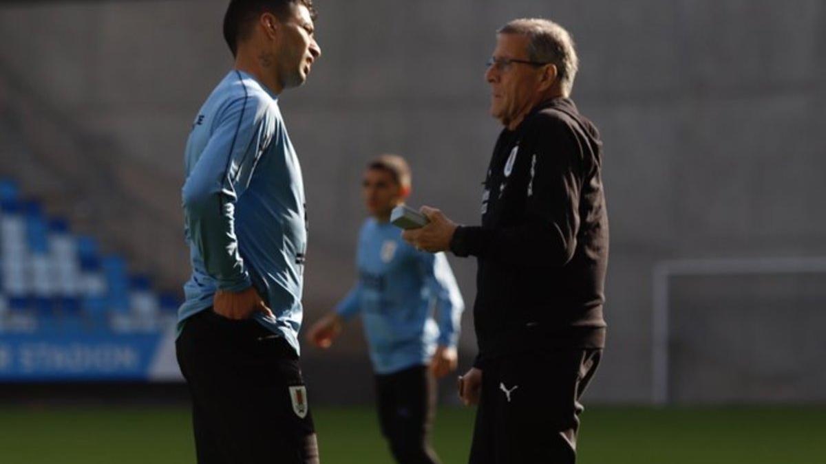 Suárez charla con Tabárez, el seleccionador uruguayo, en Budapest.