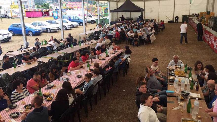 Los vecinos, disfrutando de la paella popular de ayer.