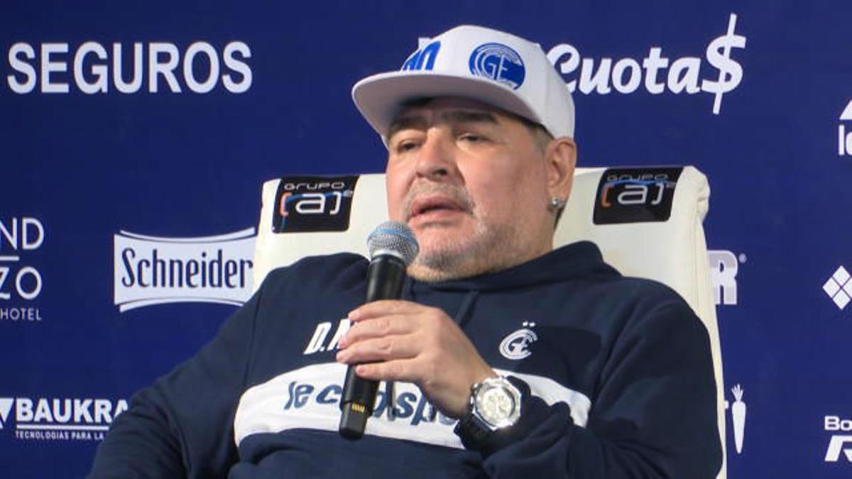 Maradona fue presentado como entrador de Gimnasia