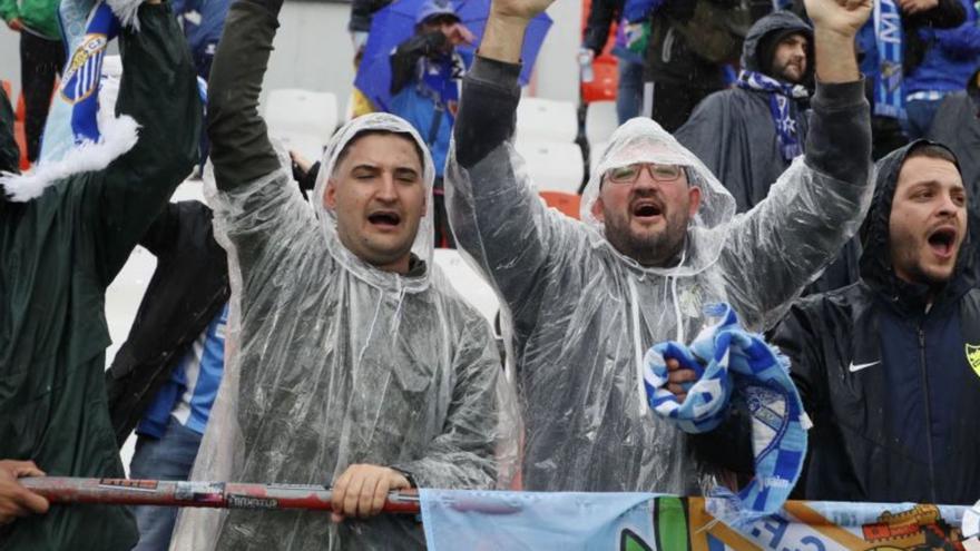 500 valientes dan la talla bajo la lluvia en el Anxo Carro