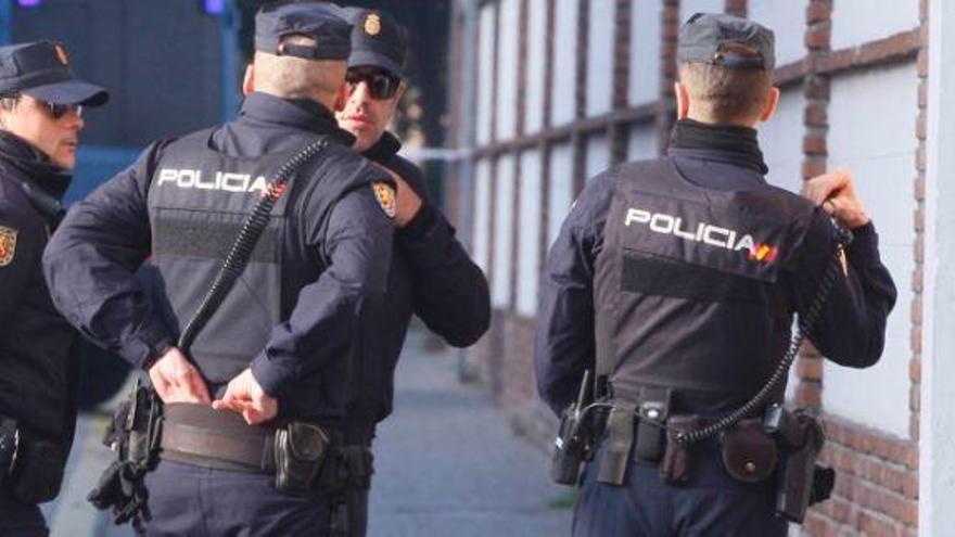 Agents de la Policia Nacional ahir, a l&#039;exterior de la comissaria de Girona on ahir van portar els detinguts