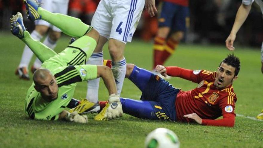 Los jugadores españoles presionan al meta finés Niki Maenpaa durante el partido del viernes. // Efe